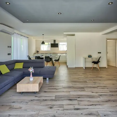 Monte Vernal Villa *